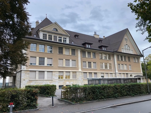 Außenansicht des Heiligberg-Gebäudes, ein Referenzprojekt zur Holzenergie, entwickelt vom Ingenieurbüro Verenum